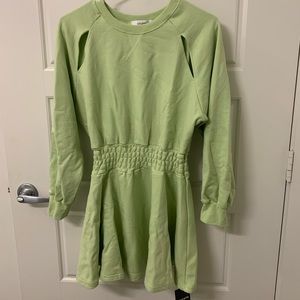 Selling because I'm not in love with the color